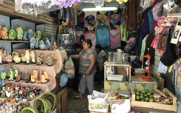 Local comercial en el Mercado andino de Liniers,  en Buenos Aires, Argentina - Sputnik Mundo