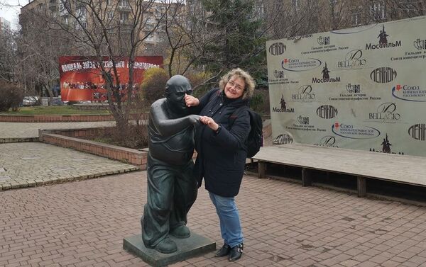 Silvana Jarmoluk Stroganova en el monumento al actor Yevgeny Leonov - Sputnik Mundo