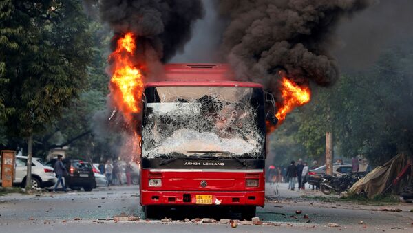 Los manifestantes prenden fuego a un autobús en el sureste de Nueva Delhi - Sputnik Mundo