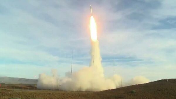 Lanzamiento del misil estadounidense de mediano alcance desde la base Vandenberg - Sputnik Mundo