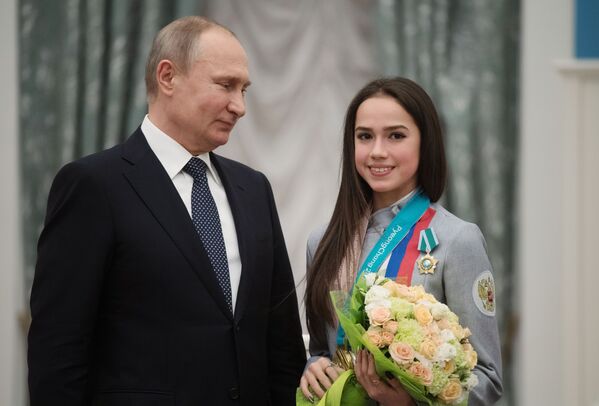 Desde Cleopatra hasta Lara Croft: así ha lucido la patinadora Alina Zaguítova sobre el hielo
 - Sputnik Mundo