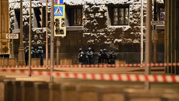Los agentes de seguridad cerca de la sede del FSB tras el tiroteo  - Sputnik Mundo