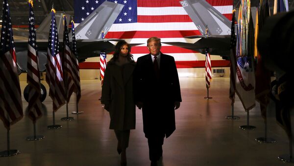 Donald Trump, presidente de EEUU, y su esposa, Melania, durante la ceremonia de firma del presupuesto de Defensa - Sputnik Mundo