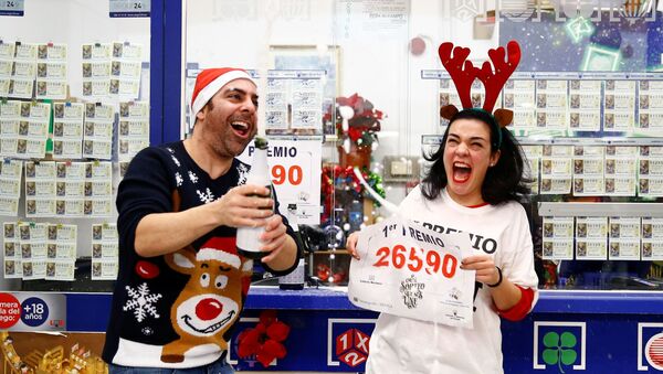 Los vendedores del número que se llevó el primer premio de la Lotería Navideña festejan - Sputnik Mundo