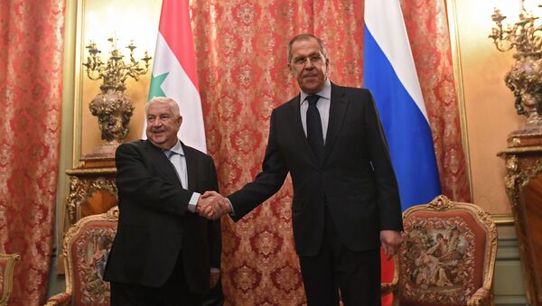 Ministro de Exteriores de Siria, Walid Mualem y su par de Rusia, Serguéi Lavrov - Sputnik Mundo