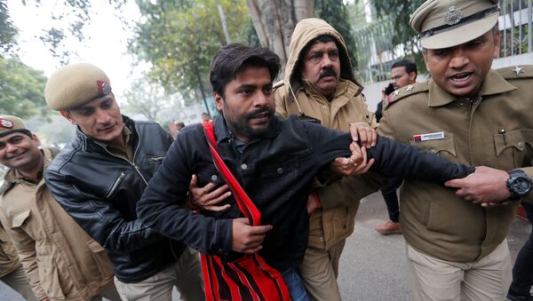 Policía detiene a los manifestantes en Nueva Delhi - Sputnik Mundo
