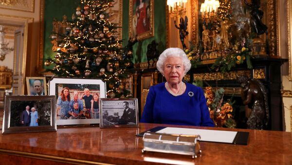 La reina Isabel II durante el discurso navideño - Sputnik Mundo