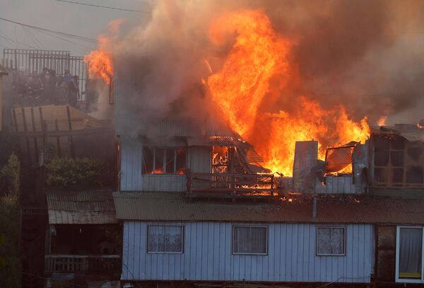 Navidad en llamas: terribles incendios obligan a los residentes de Valparaíso a dejar sus casas  - Sputnik Mundo
