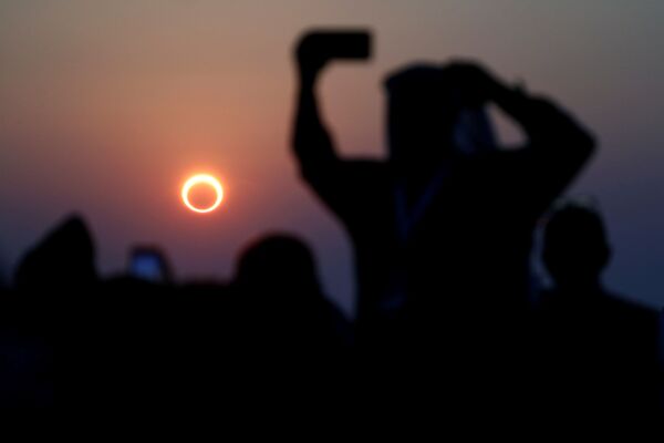 Así se vio el espectacular eclipse solar 'Anillo de fuego' - Sputnik Mundo
