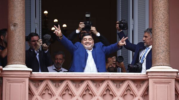 Diego Armando Maradona saludando desde el balcón de la Casa Rosada - Sputnik Mundo