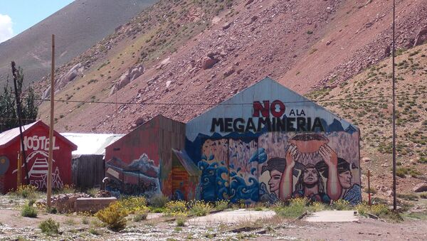 Mural contra megaminería en ruta de Mendoza a Chile  - Sputnik Mundo