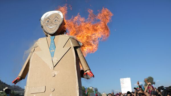 Figura de cartón del presidente chileno, Sebastián Piñera, incendiada por manifestantes - Sputnik Mundo