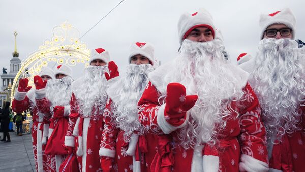 Los participantes de un desfile disfrazados de Papá Noel en Moscú - Sputnik Mundo