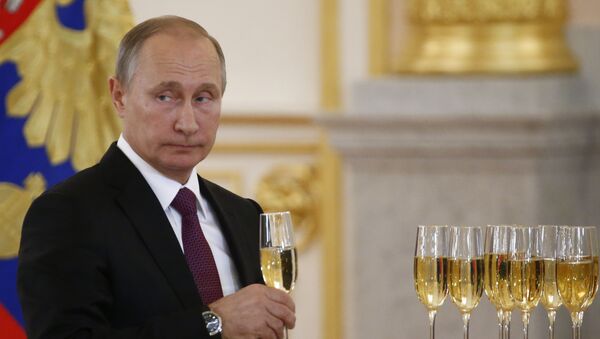 El presidente Vladímir Putin celebra con una copa de champán - Sputnik Mundo