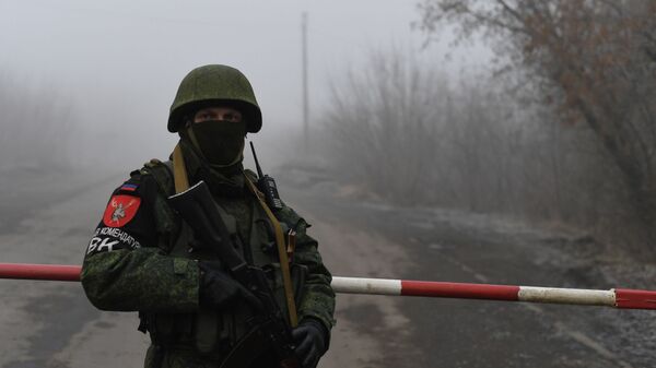 Un soldado de la República Autoproclamada de Donetsk en espera del canje - Sputnik Mundo