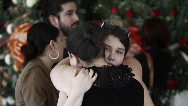 Gente se abraza en el funeral de Elsa Mendoza asesinada en el tiroteo masivo de El Paso. - Sputnik Mundo