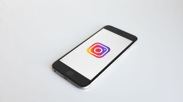 Smartphone con el logo de Instagram - Sputnik Mundo