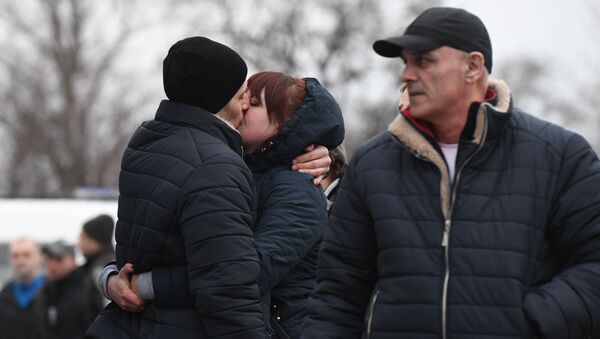 Las familias se runen tras el canje de prisioneros en Donbás - Sputnik Mundo