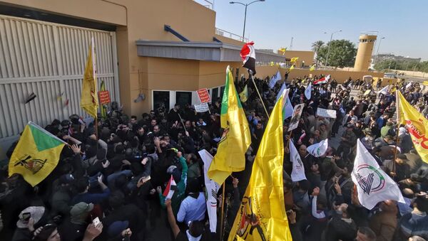 Manifestantes iraquíes cerca de la Embajada de EEUU en Bagdad - Sputnik Mundo