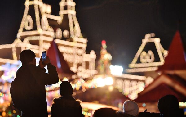 Moscovitas celebran la llegada del año nuevo en la Plaza Roja - Sputnik Mundo