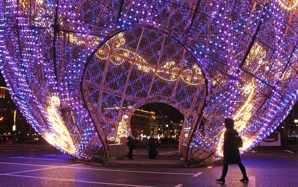 En el parque de la Victoria se instaló la bola de Navidad multimedia musical más grande del mundo. Su altura es de 20 metros. - Sputnik Mundo