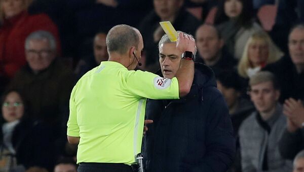 José Mourinho, director técnico del Tottenham, recibe una trajeta amarilla - Sputnik Mundo
