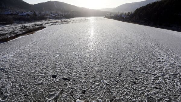 Un río congelado (Archivo) - Sputnik Mundo
