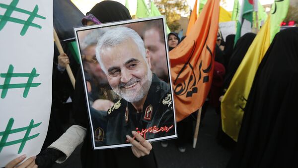 Manifestantes iraníes con la foto del general Qasem Soleimani (archivo) - Sputnik Mundo