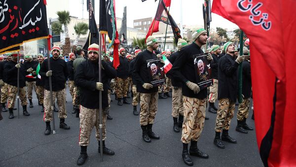 Los soldados iraníes en la ceremonia de despedida del general Soleimani  - Sputnik Mundo