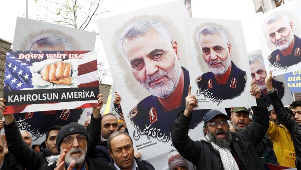 Manifestantes con carteles del general Soleimani - Sputnik Mundo