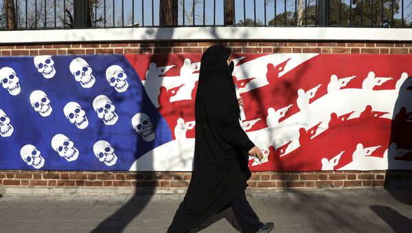 Un muro en Teherán pintado con colores de la bandera de EEUU - Sputnik Mundo