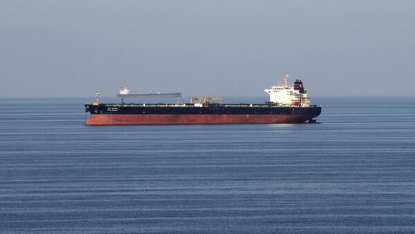 Embarcaciones de transporte de petróleo cruzan el estrecho de Ormuz (archivo) - Sputnik Mundo