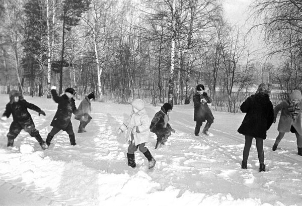 Sin videojuegos, pero con patines y trineos: vacaciones de invierno en la URSS - Sputnik Mundo