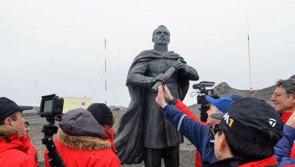 Monumento al navegante ruso, el descubridor de la Antártida, Fabian Gottlieb Bellingshausen - Sputnik Mundo
