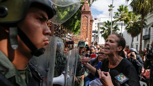 Diputada venezolana Manuela Bolívar enfrenta a las fuerzas de seguridad en el edificio de la Asamblea Nacional - Sputnik Mundo