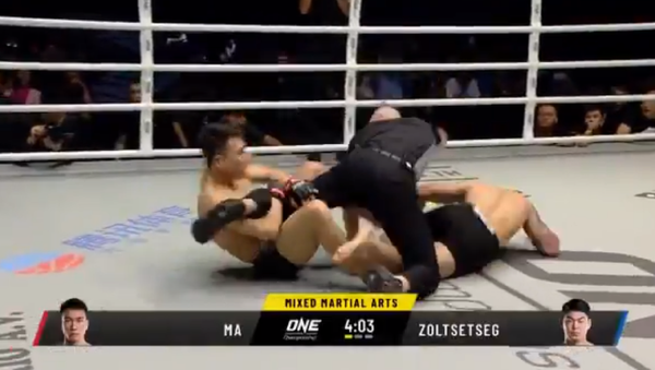 Un luchador chino descarga su furia sobre el árbitro tras perder una pelea en 55 segundos  - Sputnik Mundo