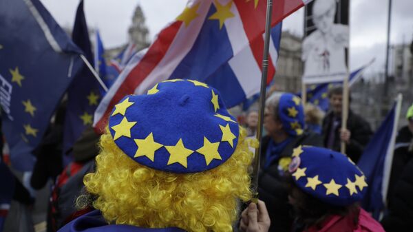 Los manifestantes protestan contra el Brexit frente al Parlamento británico en Londres - Sputnik Mundo