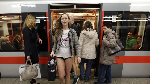 Sin pantalones en el metro de Praga, República Checa - Sputnik Mundo