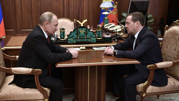El presidente ruso, Vladímir Putin, y el primer ministro, Dmitri Medvédev - Sputnik Mundo