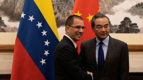 El ministro de Exteriores de Venezuela, Jorge Arreaza, con su homólogo chino, Wang Yi - Sputnik Mundo