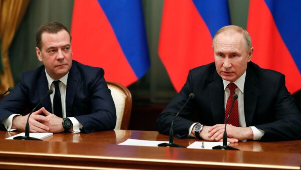 El nuevo vicepresidente del Consejo de Seguridad, Dmitri Medvédev, y el presidente de Rusia, Vladímir Putin - Sputnik Mundo