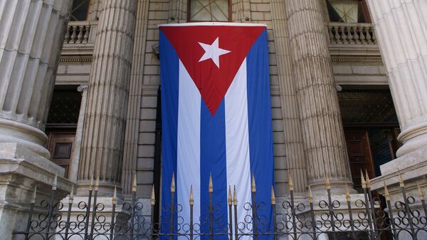 Bandera de Cuba en edificio del Ministerio de Finanzas y Precios - Sputnik Mundo