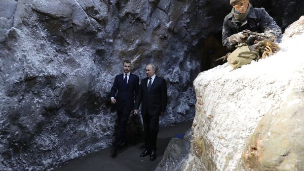Vladímir Putin, presidente ruso, en las trincheras de la exposición escala 'La memoria habla. El camino a través de la guerra' - Sputnik Mundo