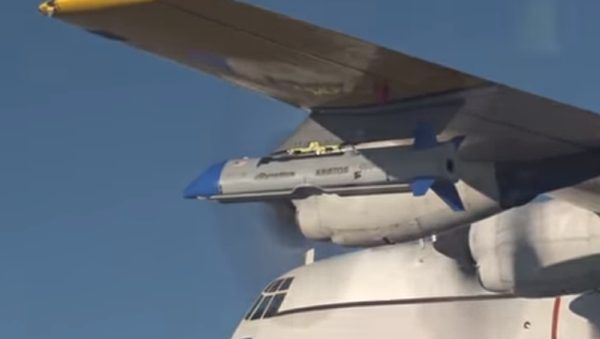 El innovador dron Gremlins X-61A, acoplado a un ala del avión C-130  - Sputnik Mundo