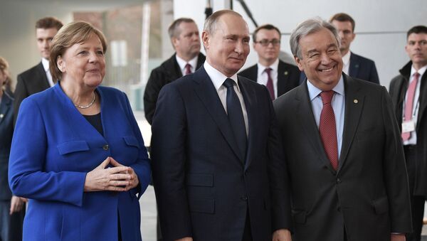De izquierda a derecha: la canciller alemana, Angela Merkel, el presidente ruso, Vladímir Putin y el secretario general de la ONU, António Gutteres - Sputnik Mundo
