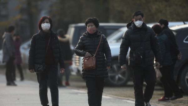 La gente usa máscaras contra enfermedades y pandemias en China - Sputnik Mundo