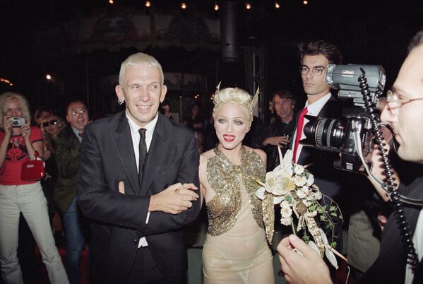 Madonna y el diseñador de moda Jean-Paul Gaultier en el show de su colección Primavera-Verano 1995 - Sputnik Mundo