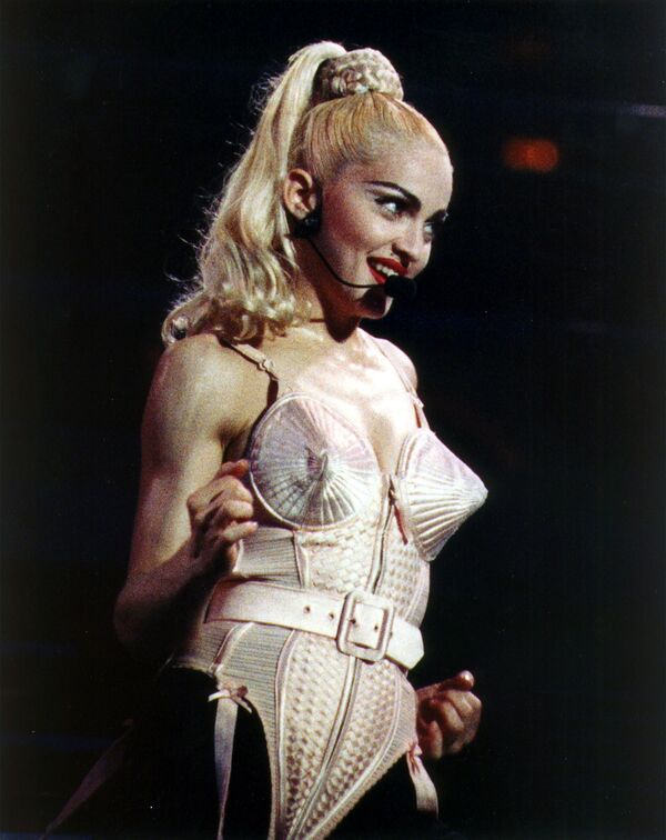 Madonna en sujetador de Jean Paul Gaultier en su gira Ambición Rubia en Filadelfia en 1990 - Sputnik Mundo