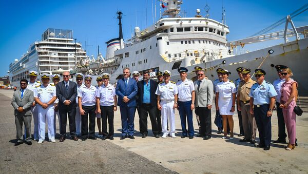 El personal del buque Almirante Vladimirski en Montevideo - Sputnik Mundo