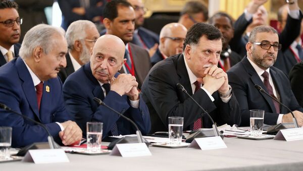 El comandante del Ejército Nacional Libio, Jalifa Haftar, y el primer ministro del Gobierno de Unidad Nacional de Libia, Fayez Sarraj - Sputnik Mundo